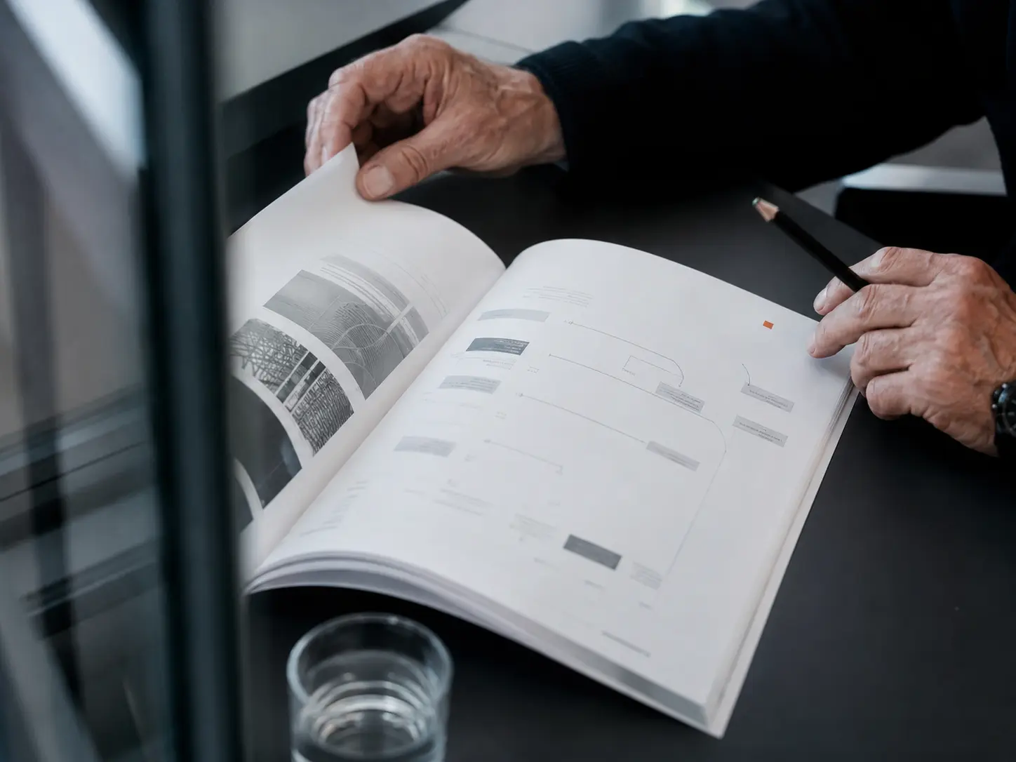 Documento estratégico A4 sendo analisado em uma mesa de reunião